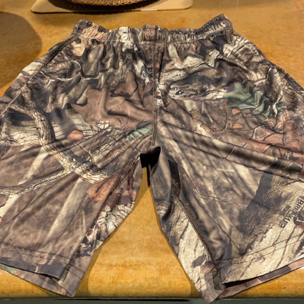 Men’s camo athletic shorts Size large